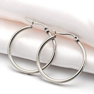 NWT Minimalist Elegant Silver Plated Hoop Earrings Jewelry